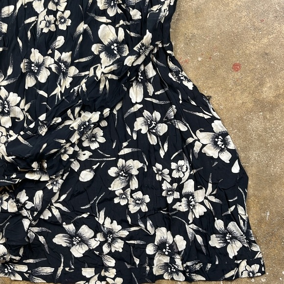 Vintage Old Navy Black and Cream Floral Maxi Dress with side slits NWT
SIZE: 10 - Picture 4 of 6